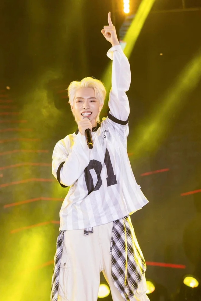 Động thái của Hòa Minzy giữa lúc Đức Phúc thi quốc tế