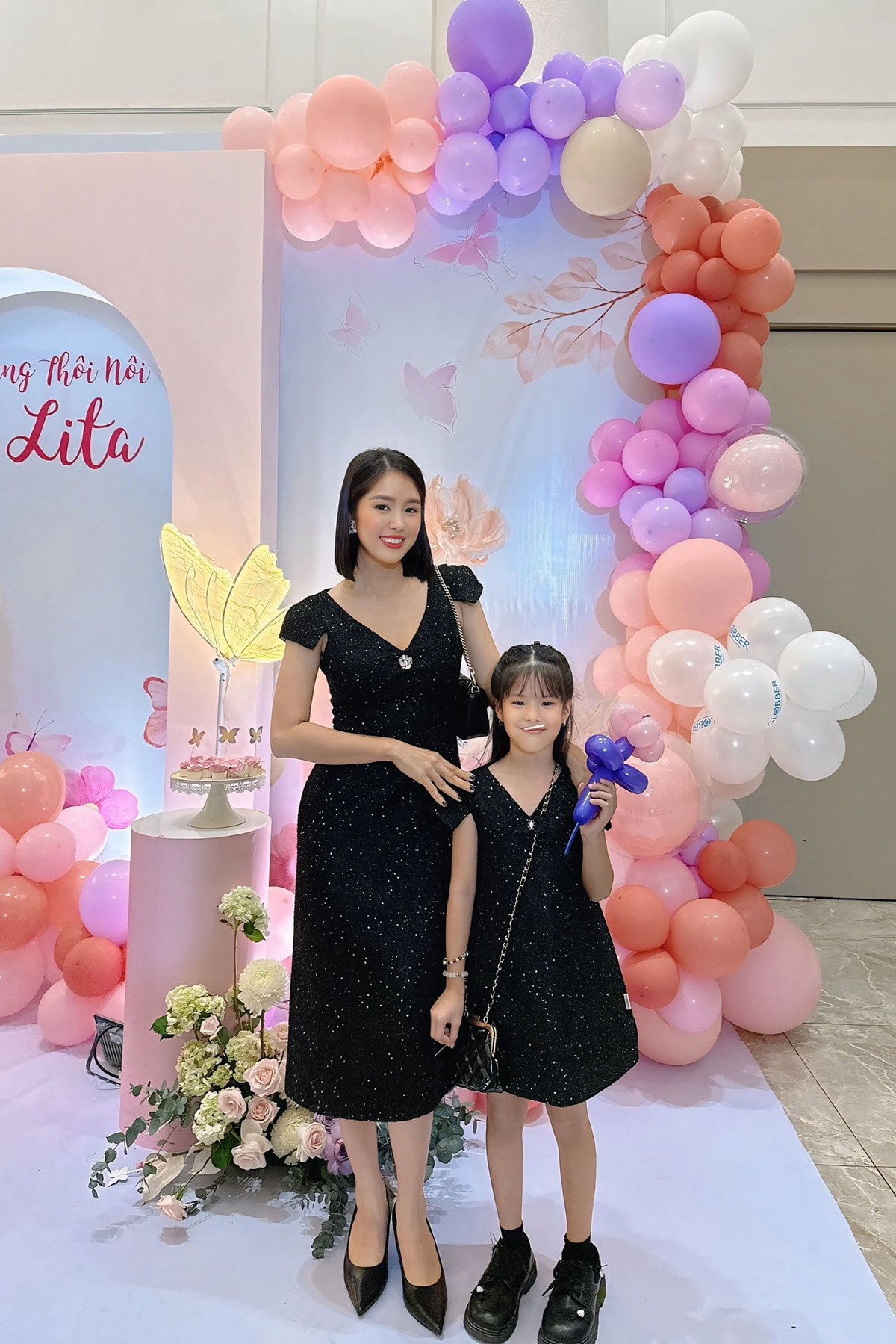 Lê Phương cùng con gái diện váy đôi đến dự tiệc thôi nôi nhà Kha Ly