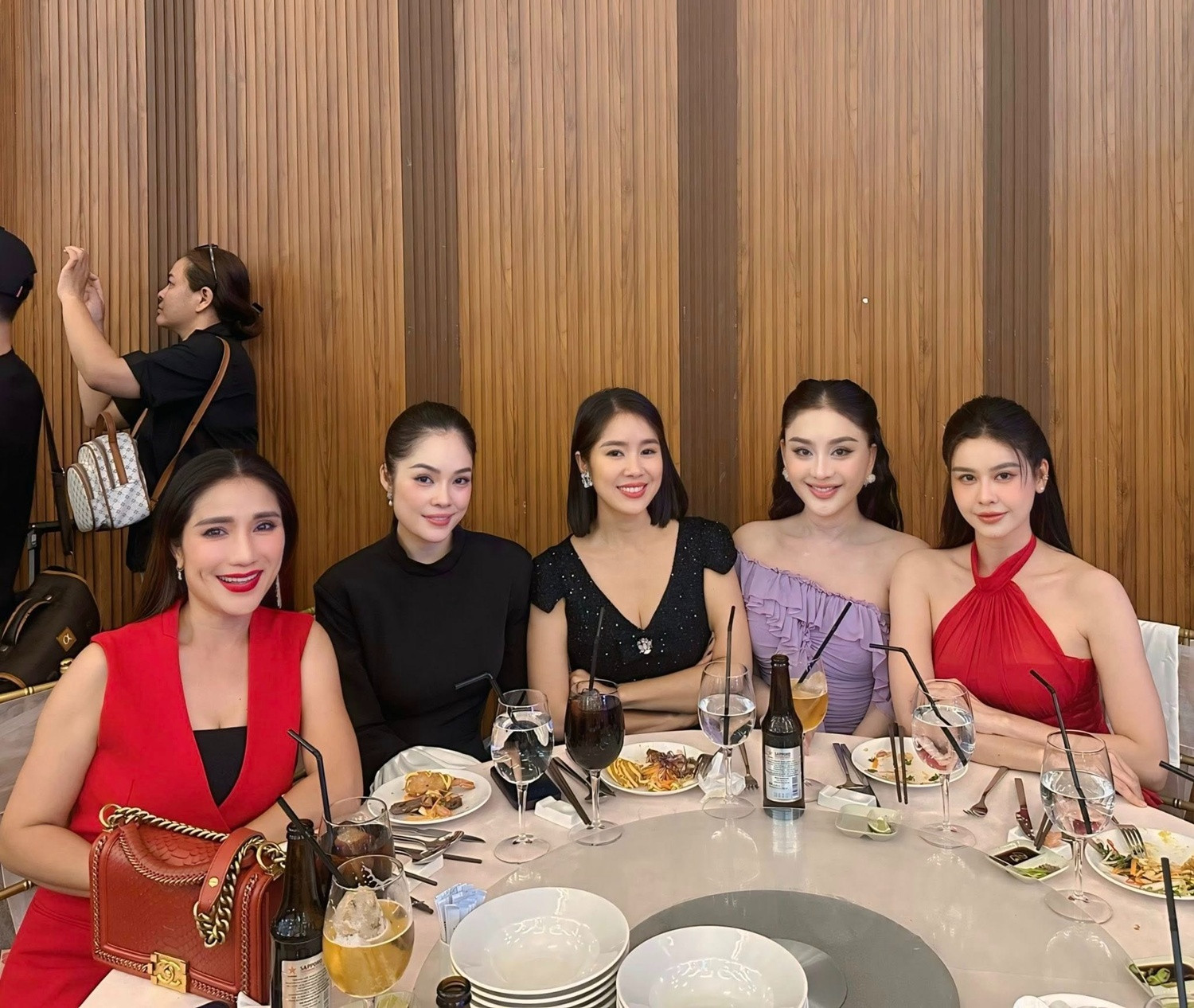 Lê Phương cùng con gái diện váy đôi đến dự tiệc thôi nôi nhà Kha Ly