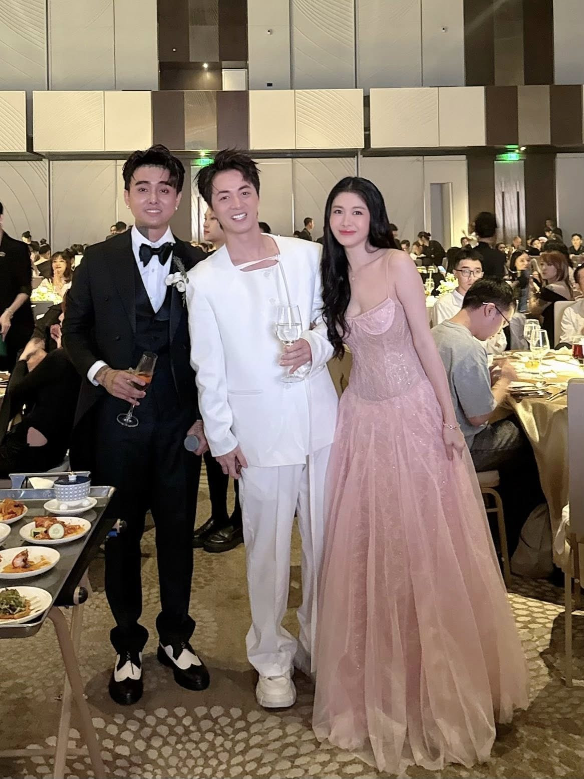 Vợ sao nam Vbiz lên tiếng khi chồng bị chê ăn mặc lôi thôi đến đám cưới Đạt G