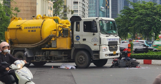 Xe bồn cán chết người phụ nữ ở vòng xoay Công trường Mê Linh