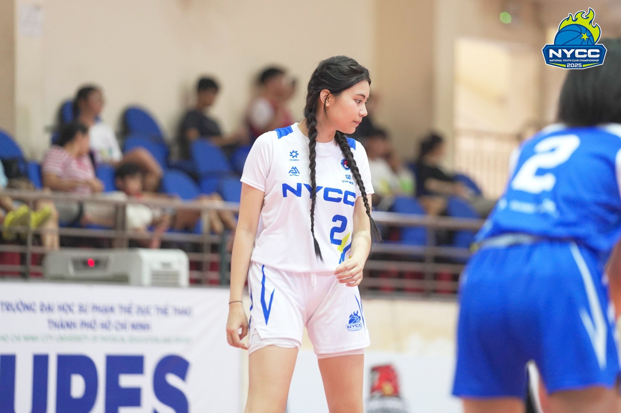 Con gái MC Quyền Linh bị chụp lén bằng cam thường nhan sắc thật lộ rõ gây bàn tán