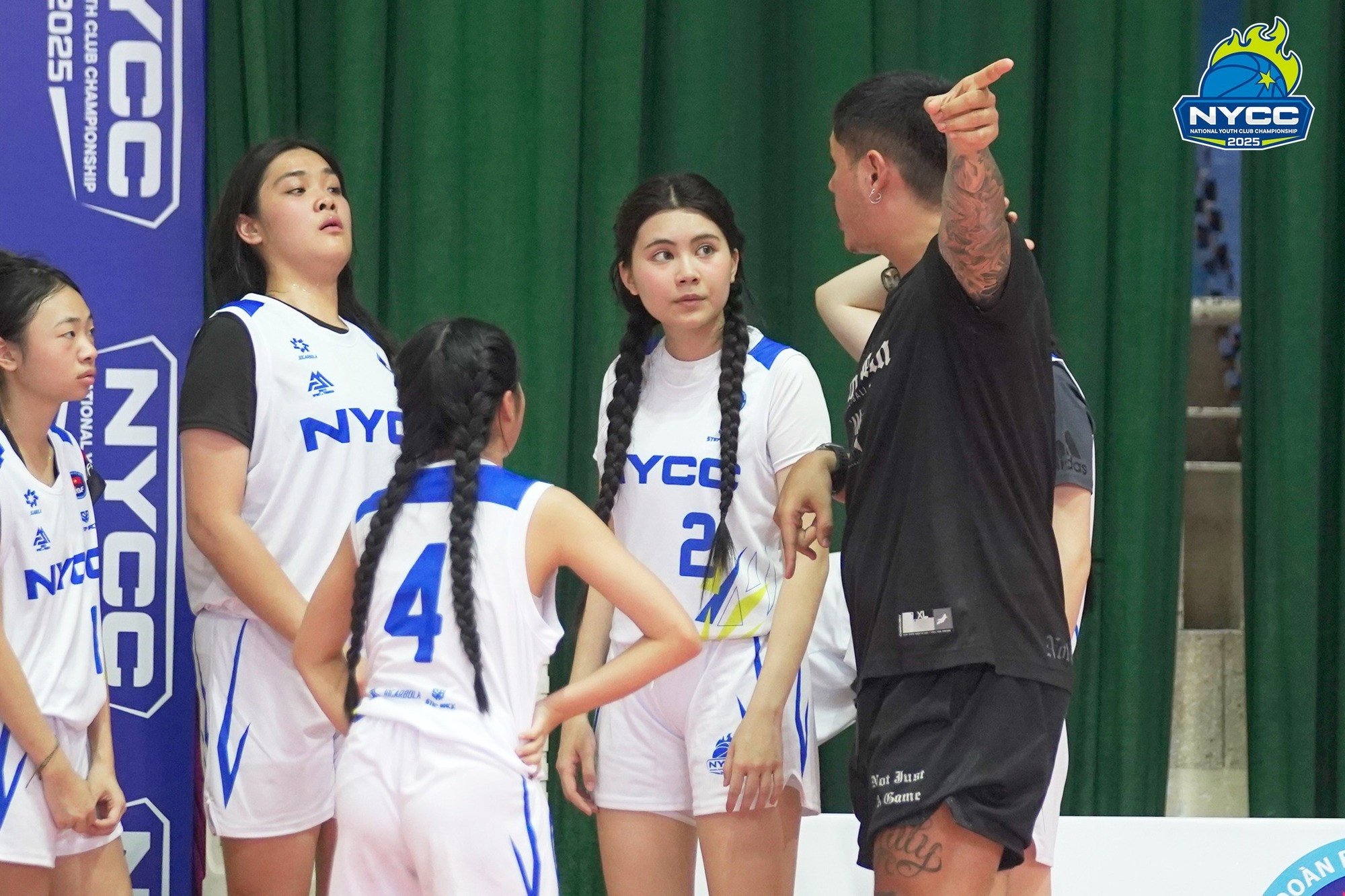 Con gái MC Quyền Linh bị chụp lén bằng cam thường nhan sắc thật lộ rõ gây bàn tán