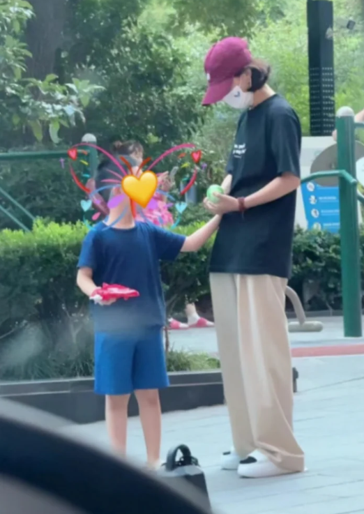 Con trai Triệu Lệ Dĩnh 'gây sốt' vì ngoại hình đáng yêu, thừa hưởng nét đẹp từ cha mẹ - Ảnh 1