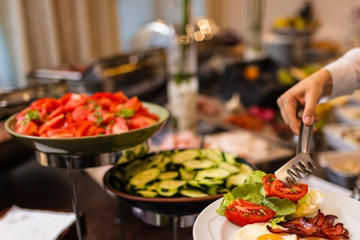 Du khách lấy đồ buffet của khách sạn để tiết kiệm tiền ăn trưa gây tranh cãi