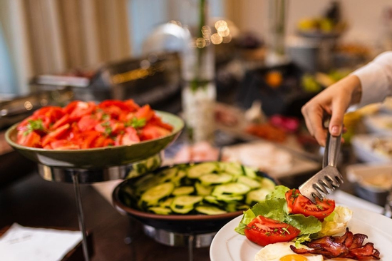 Du khách lấy đồ buffet của khách sạn để tiết kiệm tiền ăn trưa gây tranh cãi