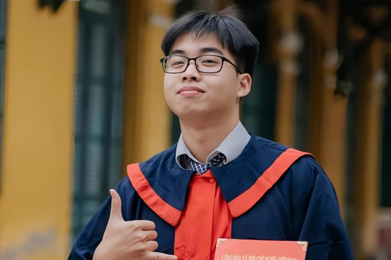 KHÔNG TIN NỔI: Nam sinh ẵm hẳn 5 danh hiệu thủ khoa toàn quốc