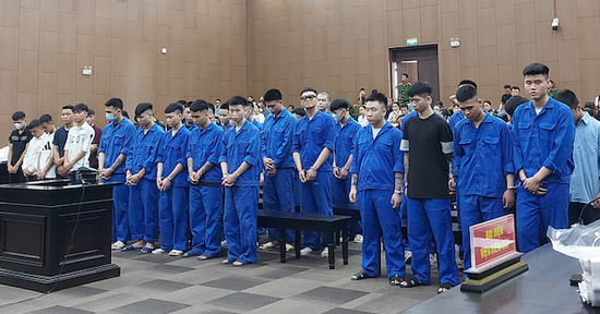 Nhóm quái xế mang ‘hàng nóng’, rượt chém nhau trên phố và cái kết đau lòng