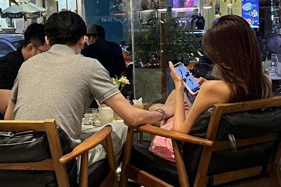 Tình cũ Thiều Bảo Trâm lộ ảnh 'bàn tay hư' với hoa hậu Lê Hoàng Phương?