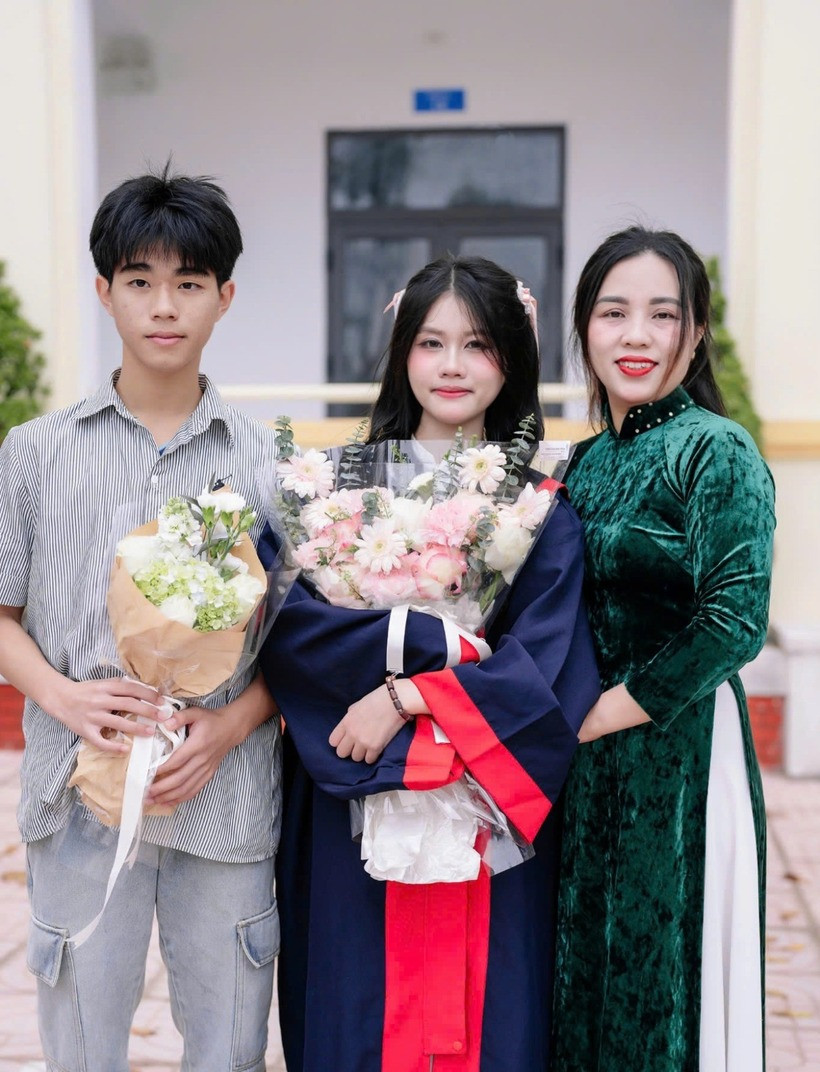 Yến Nhi chụp ảnh cùng mẹ và em trai. Ảnh: VietNamnet