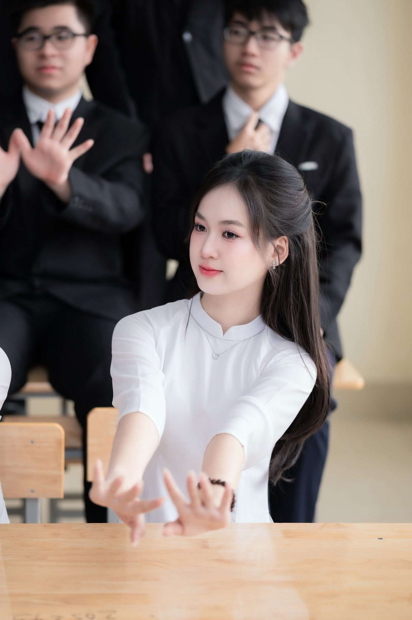 Bộ ảnh kỷ yếu cực đẹp của thủ khoa đến từ Phú Thọ đang gây bão MXH nhan sắc đẹp như hot girl