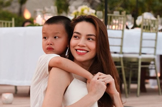 Clip Leon bị ngã tại nơi đông người từ 2 năm trước bỗng hot lại: Lý do là bởi phản ứng của Hồ Ngọc Hà quá đắt giá!