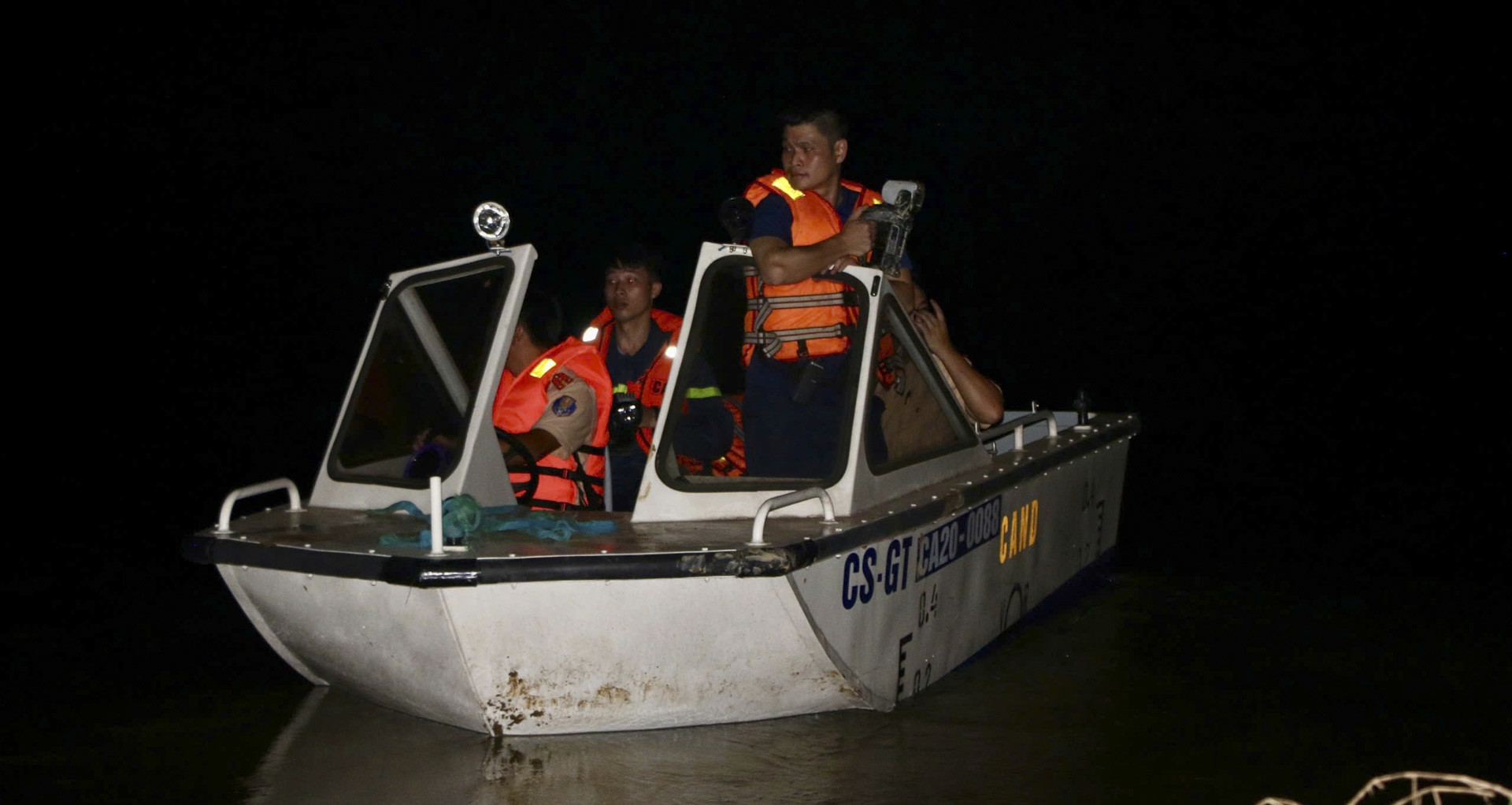 Xuyên đêm tìm kiếm bé trai 8 tuổi nghi bị nước cuốn trôi ở Thái Nguyên