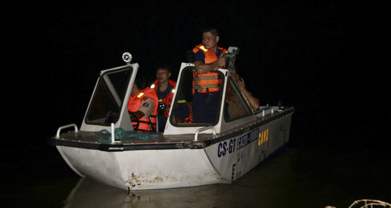 Xuyên đêm tìm kiếm bé trai 8 tuổi nghi bị nước cuốn trôi ở Thái Nguyên