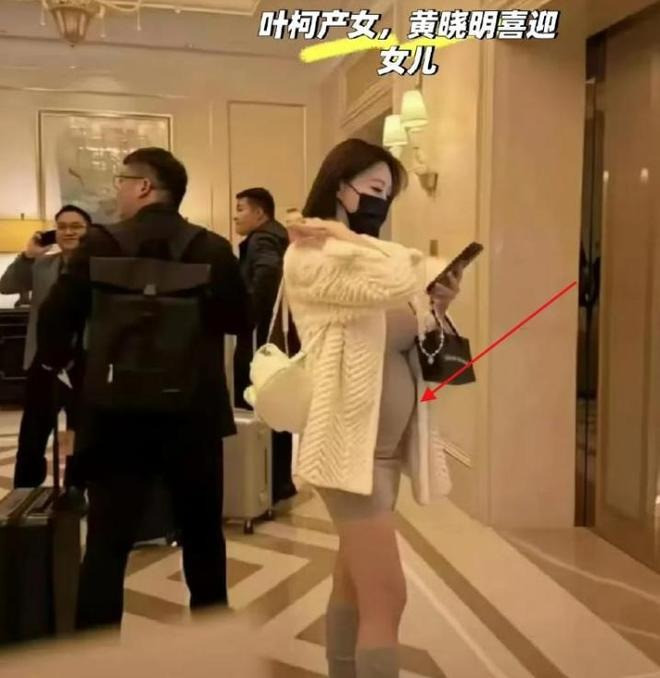 Bạn gái Huỳnh Hiểu Minh livestream sau khi sinh con hơn 100000 người theo dõi