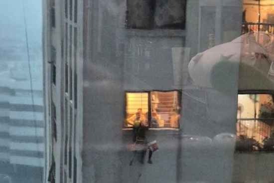 Bức ảnh công nhân đu dây bị mắc kẹt được chia sẻ trong ngày giông lốc kinh hoàng ở Hà Nội: 'Mong đồng bào bình an!'