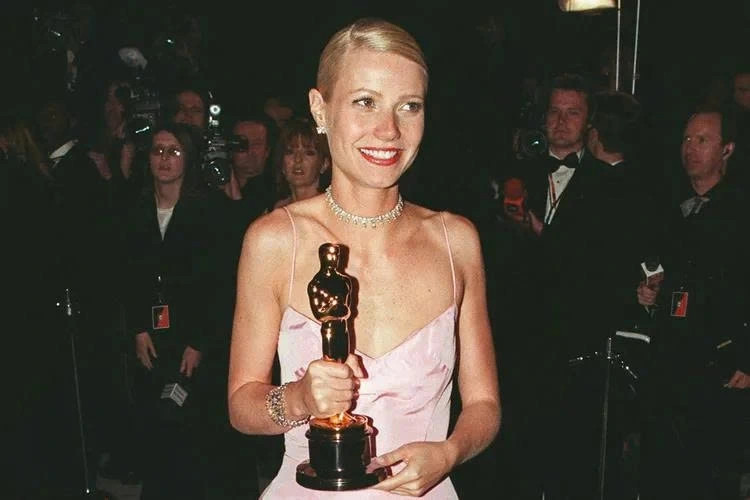chuyen chua ke ve chiec vay huyen thoai cua gwyneth paltrow tai oscar 1999 hinh anh 1