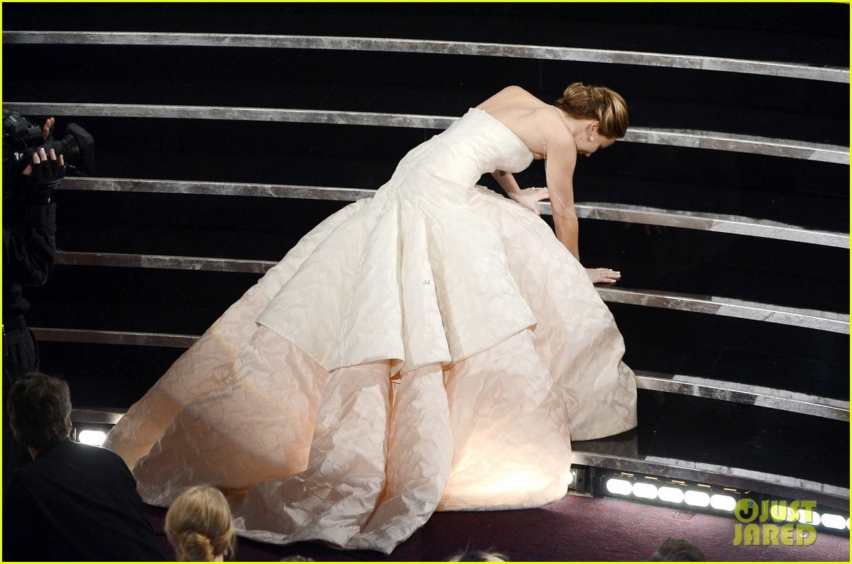 jennifer lawrence fall at the os