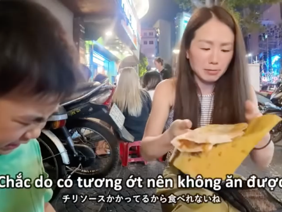 Khách Nhật ngỡ ngàng khi hỏi giá bánh tráng nướng ở phố đi bộ Nguyễn Huệ