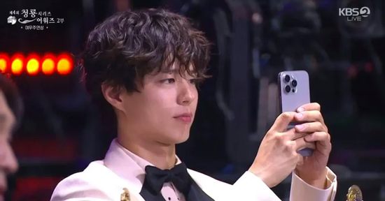 Khoảnh khắc 'gây bão' của Park Bo Gum dành cho IU