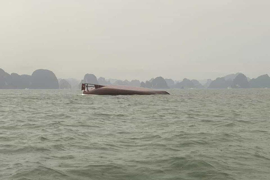 Clip hiện trường vụ lật tàu ở vịnh Hạ Long khiến 3 người chết, 40 người mất tích