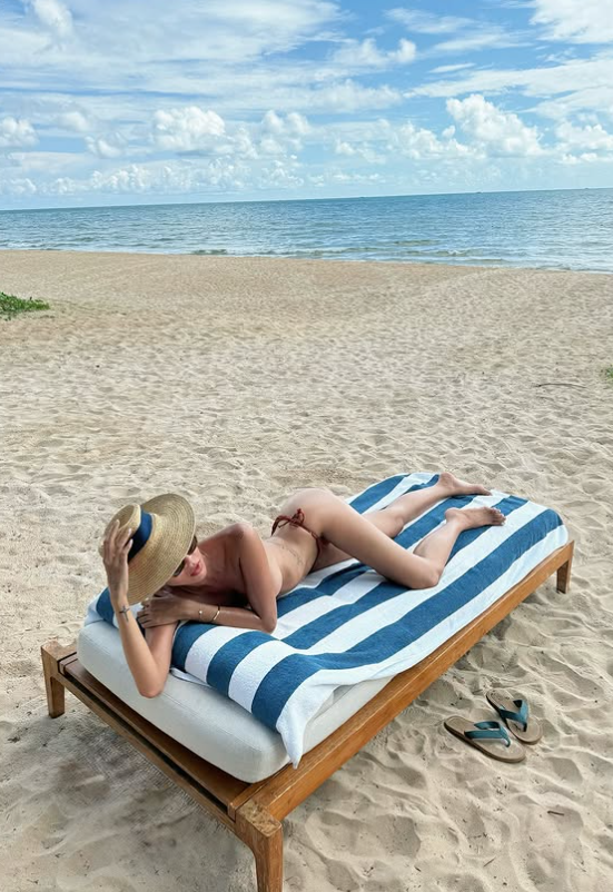 Minh Triệu gây sốc với loạt khoảnh khắc bán nude nóng rẫy mắt trên biển