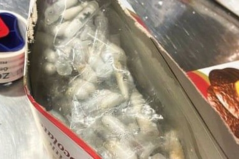 Mở hộp bánh tại sân bay, phát hiện cảnh tượng nổi da gà