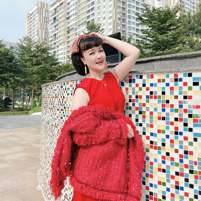 Nghệ sĩ Vân Dung 49 tuổi vẫn thích mặc trang phục màu mè