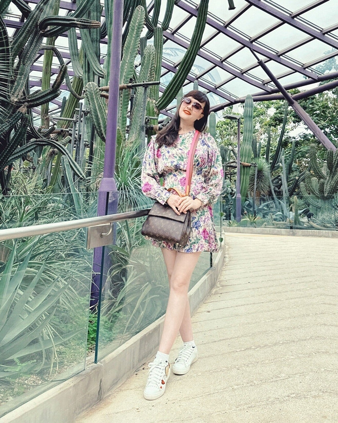 Nghệ sĩ Vân Dung 49 tuổi vẫn thích mặc trang phục màu mè