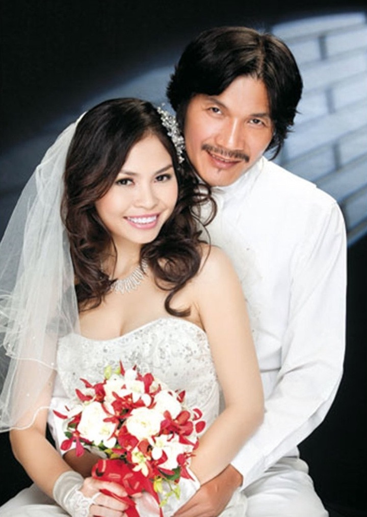 Công Ninh kết hôn khi đã 50 tuổi.