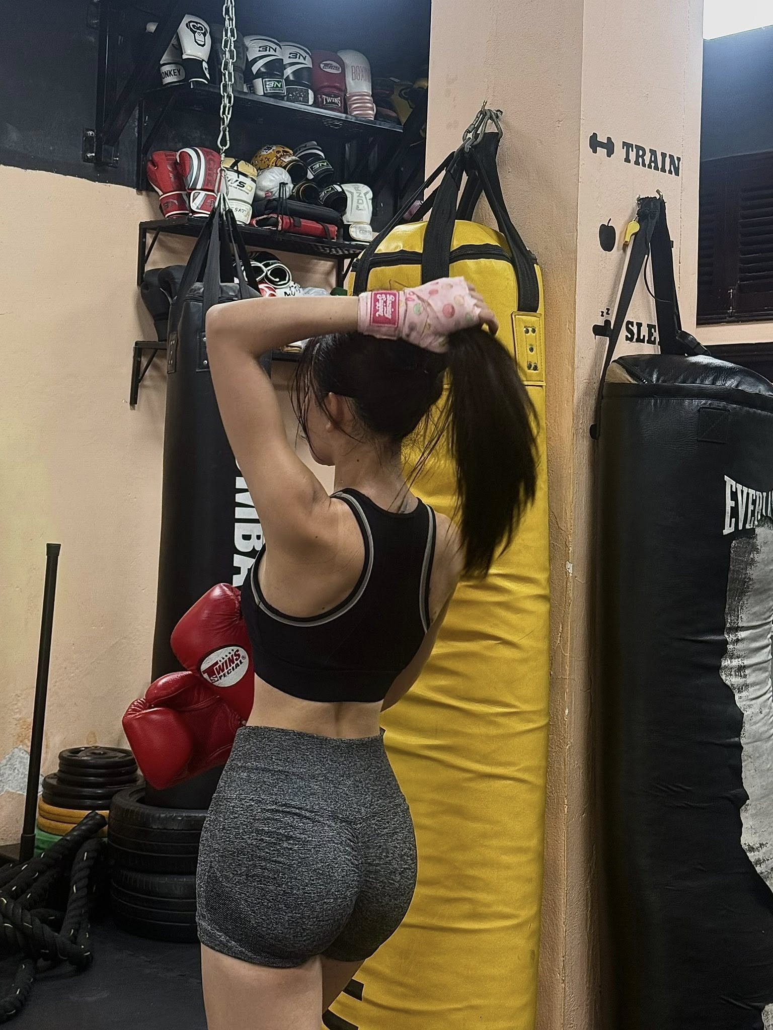 1 mỹ nhân VTV flex cơ bắp cuồn cuộn không kém cạnh Angela Phương