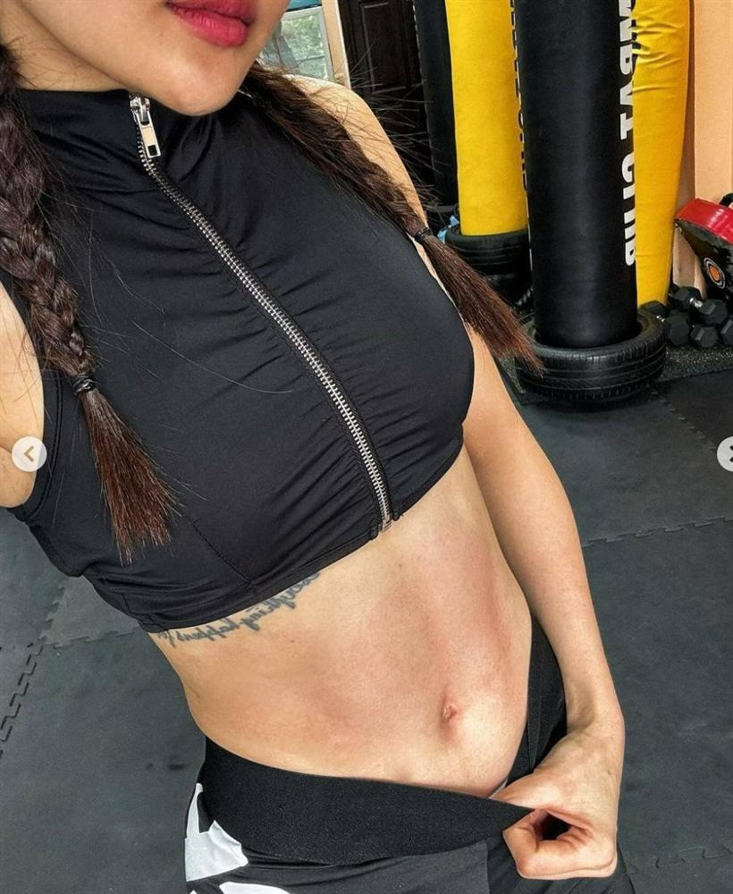 1 mỹ nhân VTV flex cơ bắp cuồn cuộn không kém cạnh Angela Phương