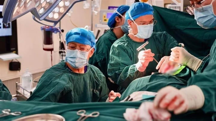 Một đoạn video ghi lại quá trình phẫu thuật đã lan truyền trên mạng, cho thấy khoảnh khắc bác sỹ quỳ gối trong khi phẫu thuật cho Jiang. (Ảnh: cnhubei)