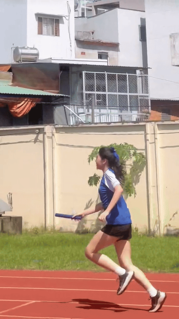 Con gái Quyền Linh bị bóc nhan sắc thật khi bị quay lén trên sân tập tennis