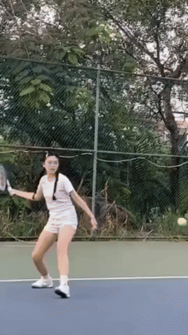 Con gái Quyền Linh bị bóc nhan sắc thật khi bị quay lén trên sân tập tennis
