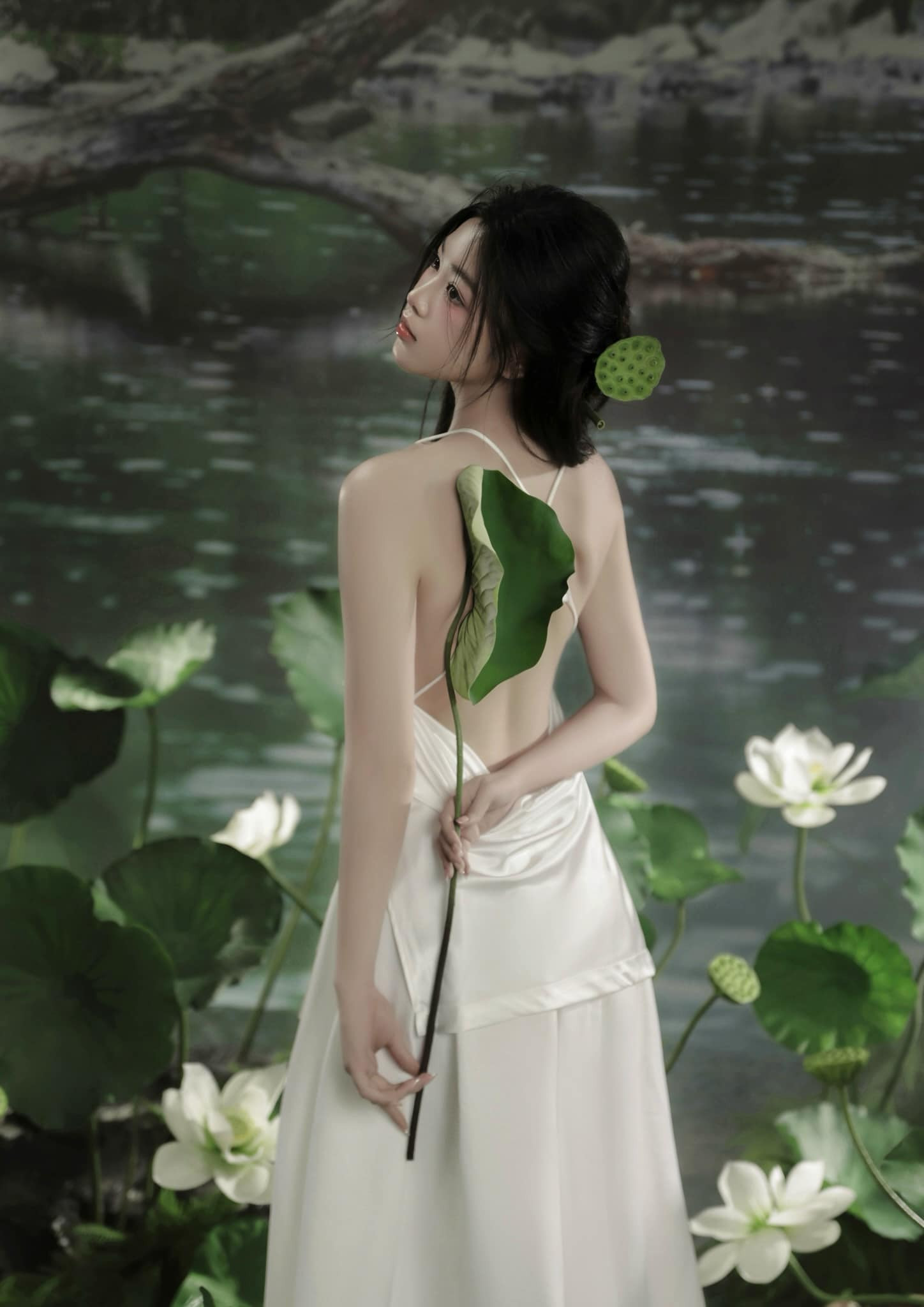 Con gái Quyền Linh bị bóc nhan sắc thật khi bị quay lén trên sân tập tennis