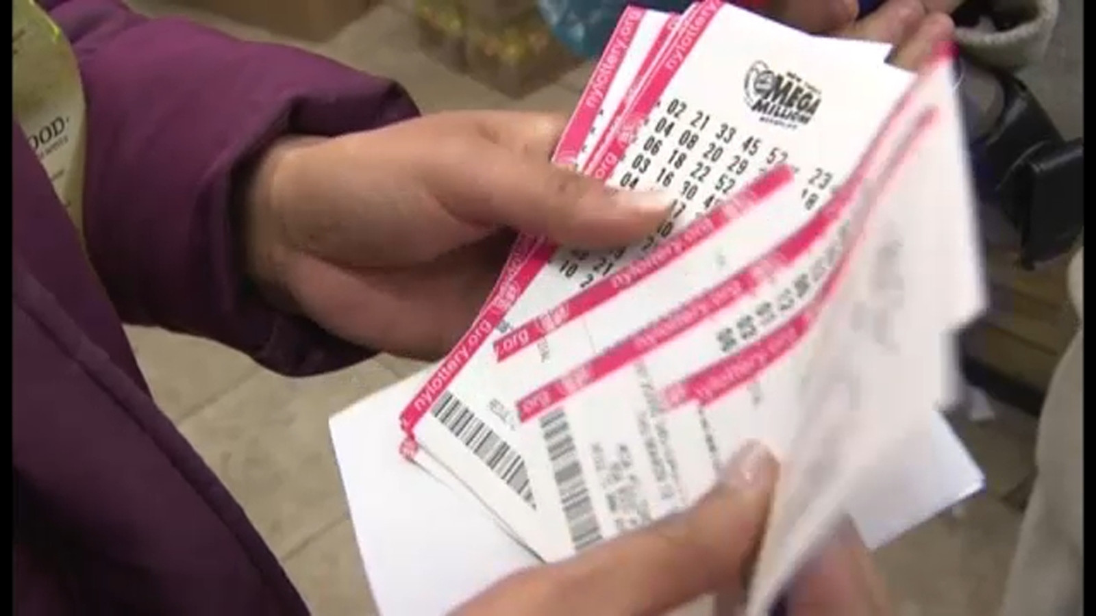 Mở ngăn kéo đồ cũ, cặp vợ chồng phát hiện tấm vé số trị giá 26 tỷ đồng- Ảnh 1.