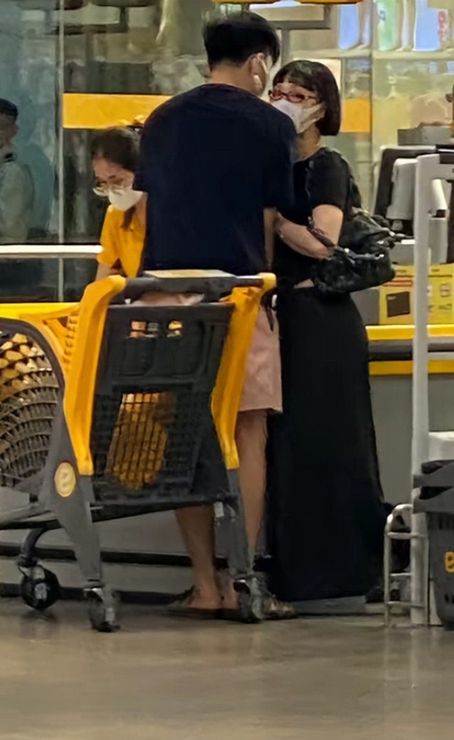 Mối quan hệ giữa “bạn trai tin đồn” của Miu Lê và chị ruột siêu mẫu thân thiết đến đâu