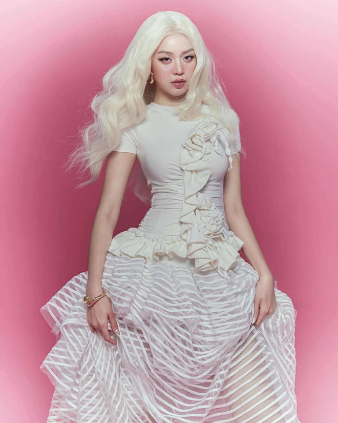 Nhận không ra Thanh Thủy khi nhuộm tóc trắng trang điểm búp bê