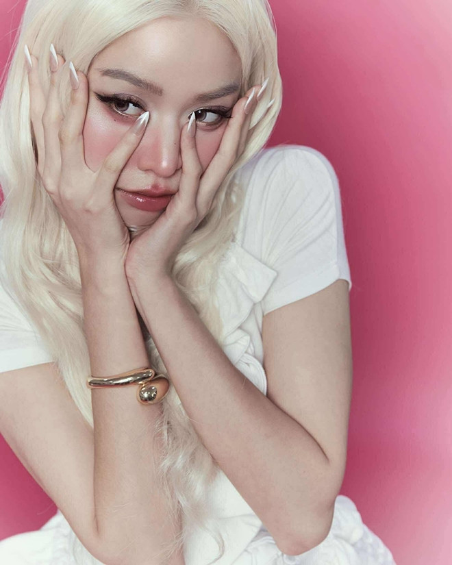 Nhận không ra Thanh Thủy khi nhuộm tóc trắng trang điểm búp bê