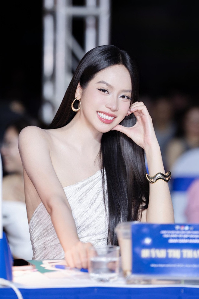 Nhận không ra Thanh Thủy khi nhuộm tóc trắng trang điểm búp bê