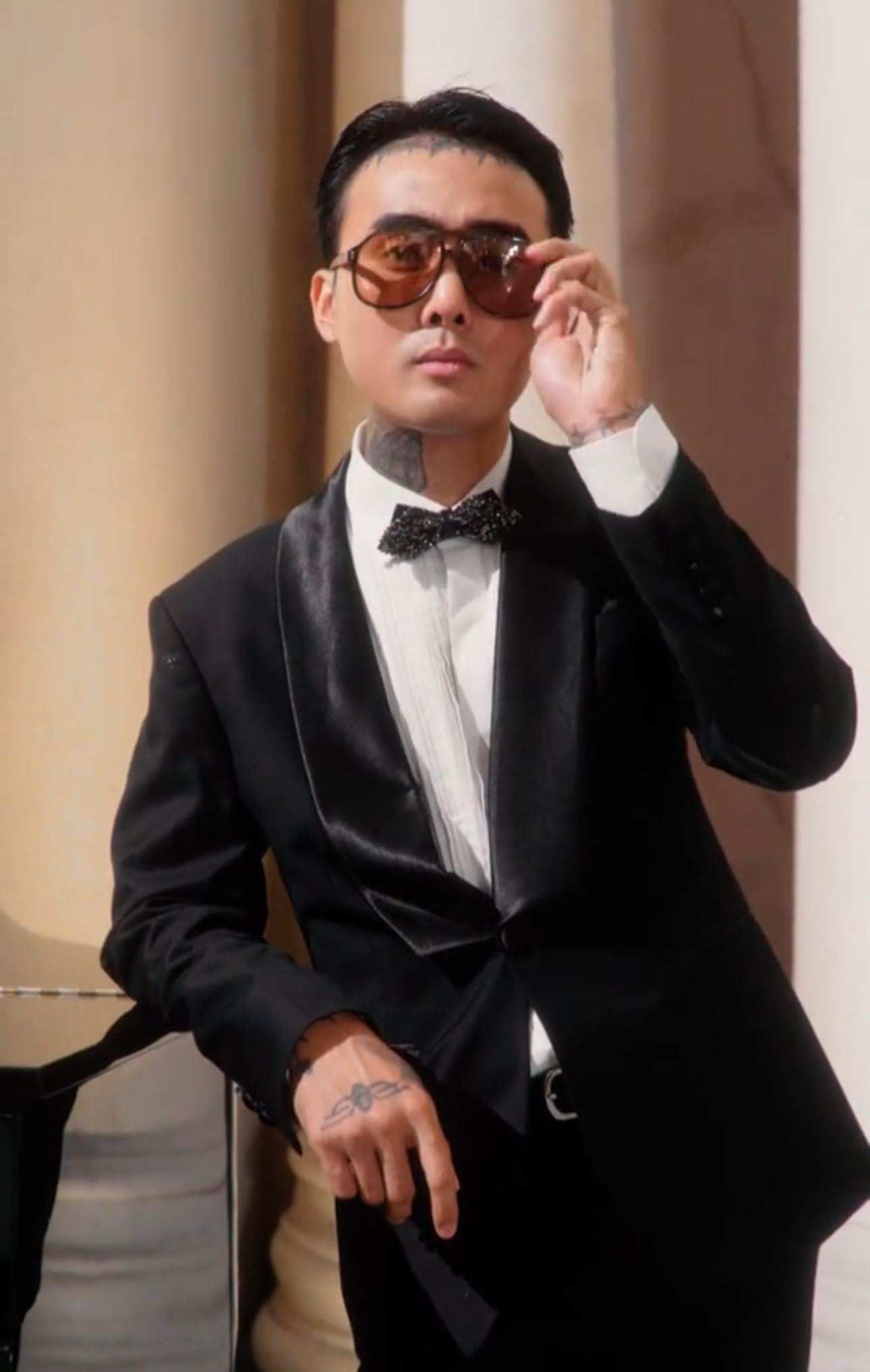 Sau thiệp cưới màu đen Đạt G Cindy Lư tiếp tục gây tranh cãi vì quy định trong lễ cưới