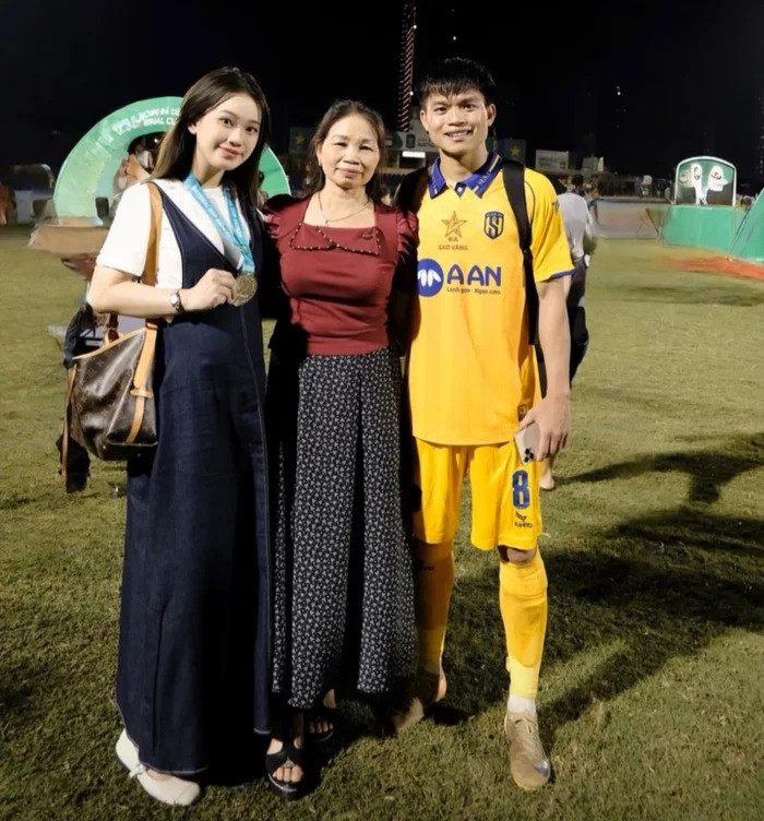 Vợ Hồ Văn Cường lộ vòng 2 lùm lùm nghi mang bầu sau 2 tháng kết hôn