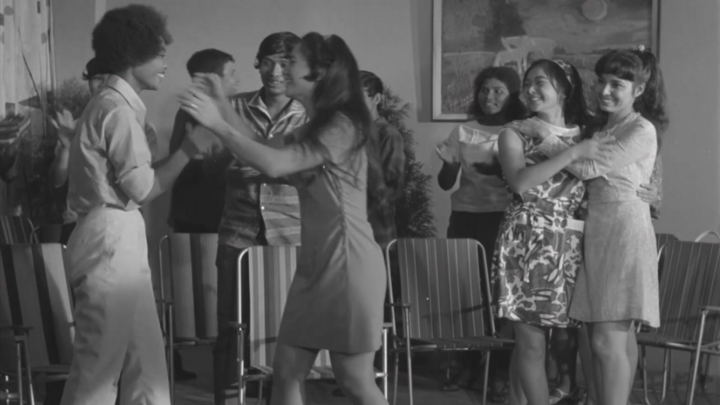 Cảnh quay bạn bè quốc tế ăn mừng tin chiến thắng của Việt Nam trong phim “Bài ca ra trận”