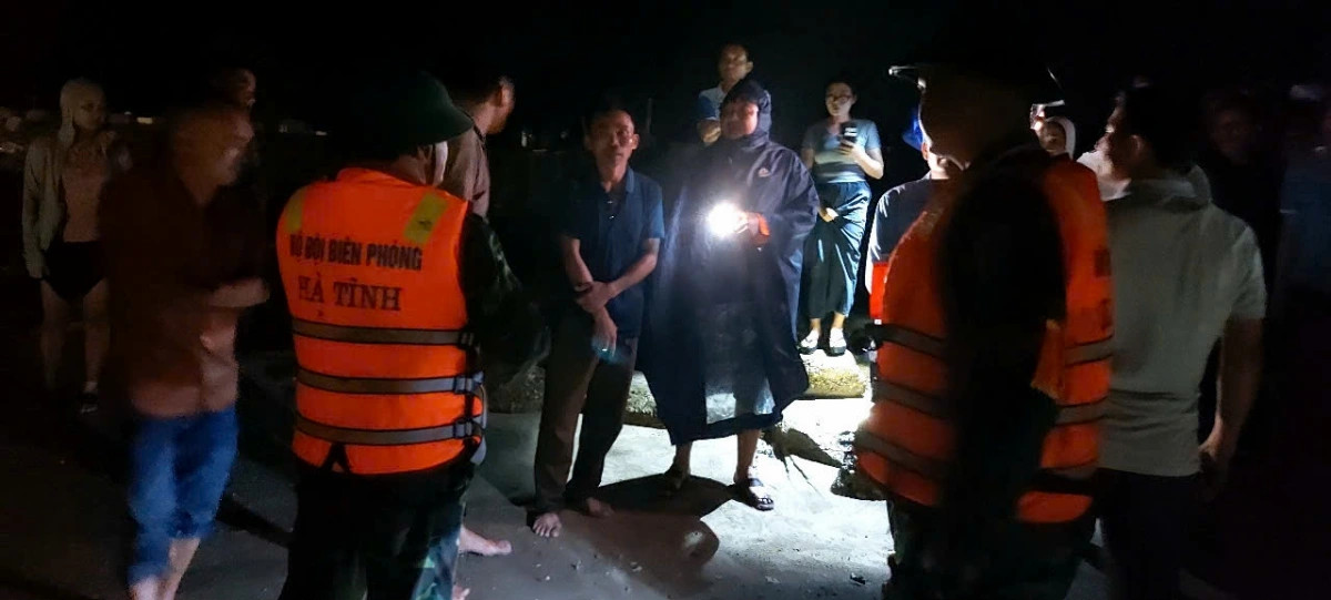 chim tau du lich cau muc o ha tinh trong dem, 34 nguoi thoat nan hinh anh 1