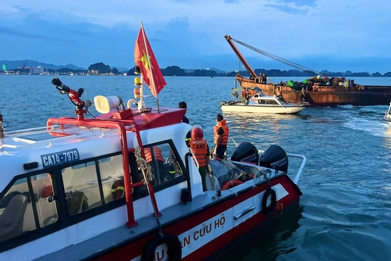 Đau xót vì tai nạn lật tàu ở Hạ Long, cộng đồng mạng chia sẻ cách đi tàu an toàn