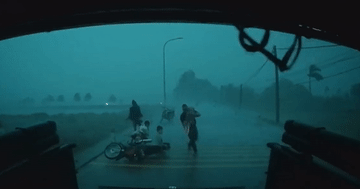 Thấy 4 mẹ con ôm nhau giữa dông lốc, người đàn ông Hà Nội có hành động ấm lòng