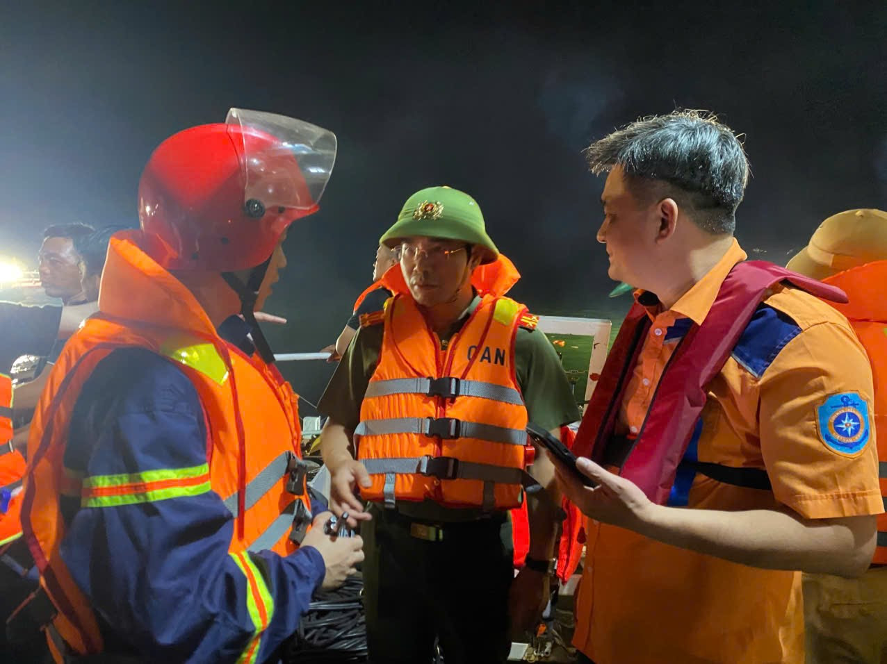 Trục vớt thành công tàu du lịch bị lật trên Vịnh Hạ Long, đã tìm thấy 45 nạn nhân, còn 5 người mất tích - Ảnh 2.