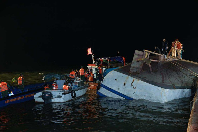 Trục vớt thành công tàu du lịch bị lật trên Vịnh Hạ Long, đã tìm thấy 45 nạn nhân, còn 5 người mất tích - Ảnh 4.