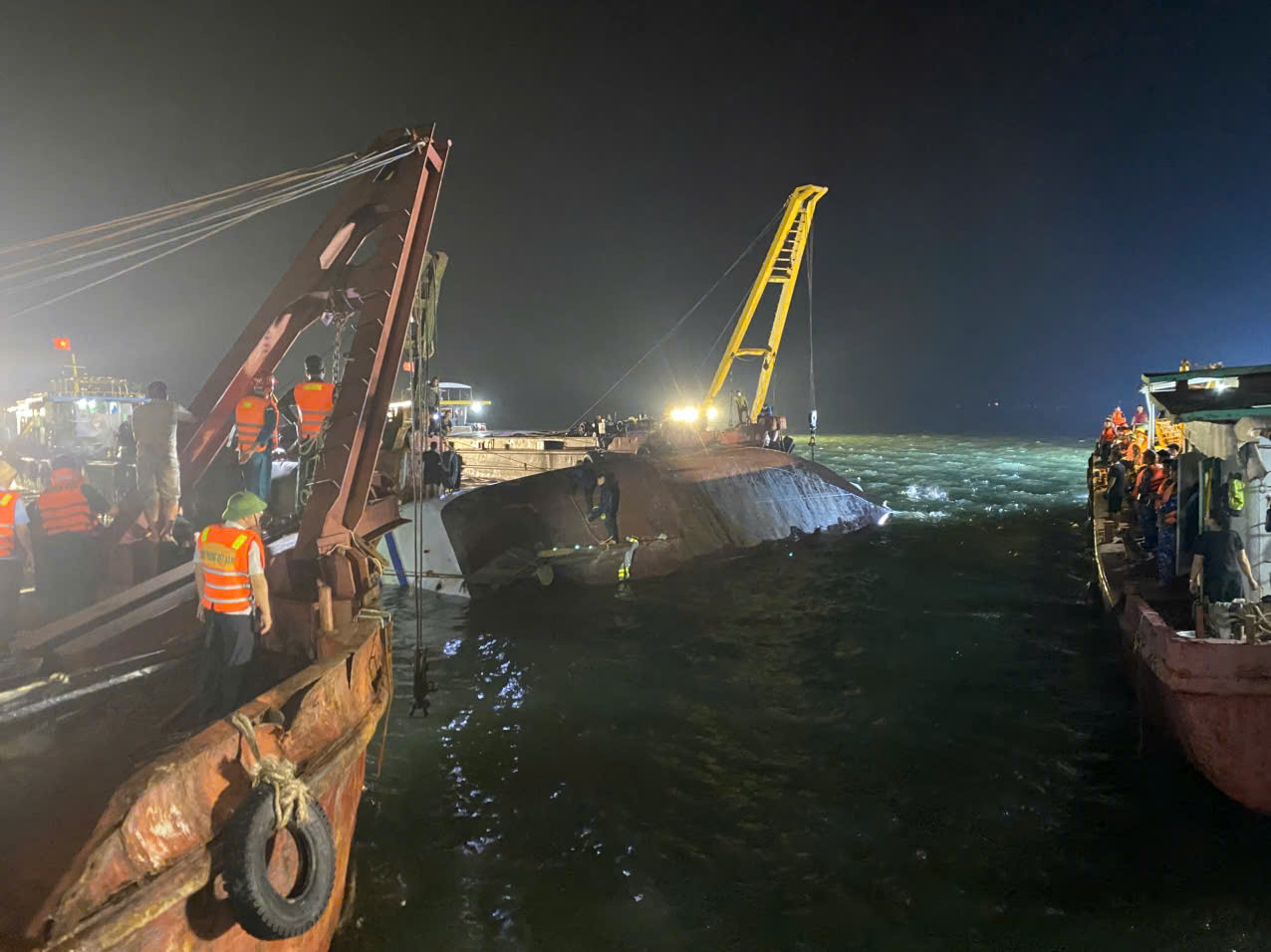 Trục vớt thành công tàu du lịch bị lật trên Vịnh Hạ Long, đã tìm thấy 45 nạn nhân, còn 5 người mất tích - Ảnh 3.